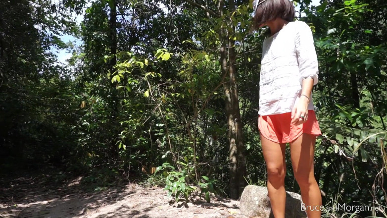 Bruce-and-Morgan: Morgan meando en la naturaleza