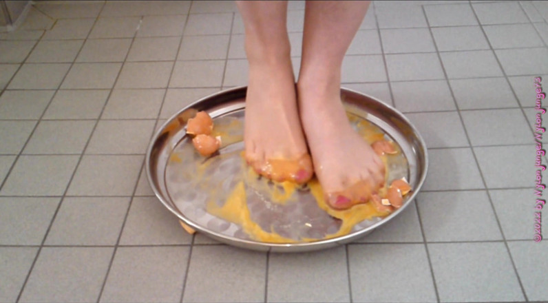 Carmen_Nylonjunge: Crush the raw eggs and piss ** nylon foot crushing **