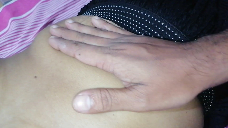 Sweety In Bed: Asijská holka přírodní chlupatá prsa body show před sexem