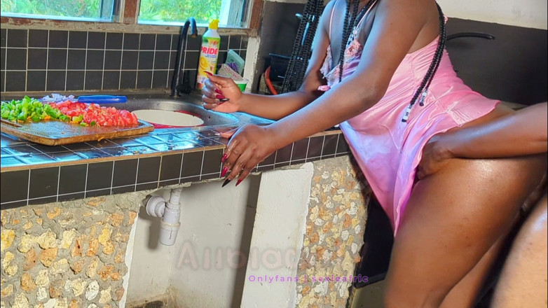 Sexieafric: Pepek eboni berkongkek berdiri di dapur