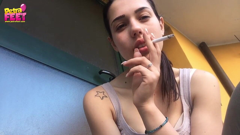 Smokin Fetish: สาวอิตาลีผมน้ำตาลน่ารัก ชอบสูบบุหรี่กลางแจ้ง