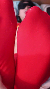 Penari perut ngasih footjob sama penonton yang lagi beruntung