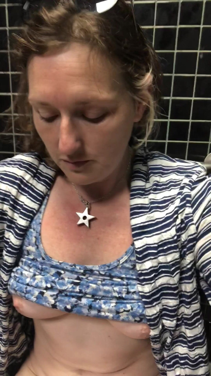 Pissing Paradise: 絶望的なクーガーは、「世界中を放尿」コレクションの一環としてダラスで大量のおしっこをします!