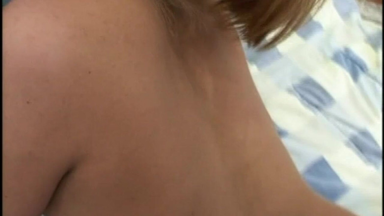 TGIRL ROOM: Schöne Blonde Transe Nimmt Es in Den Arsch Als Junge...