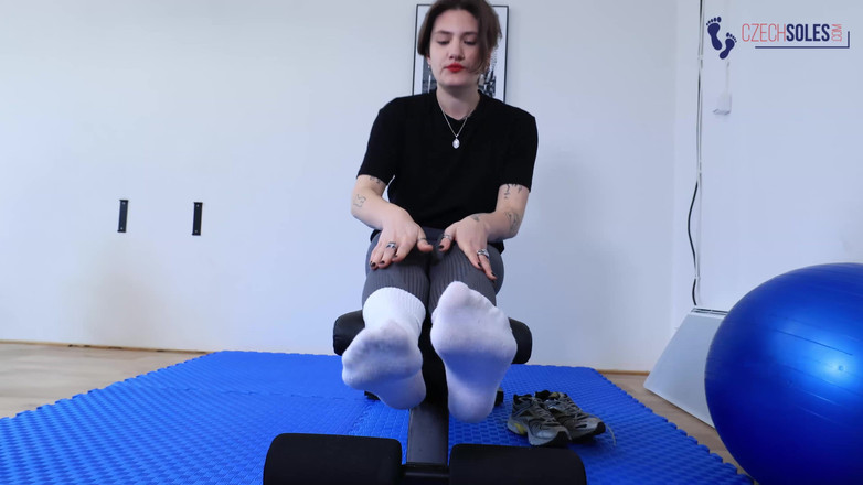 Czech Soles - foot fetish content: Diosa de calcetines blancos en el gimnasio