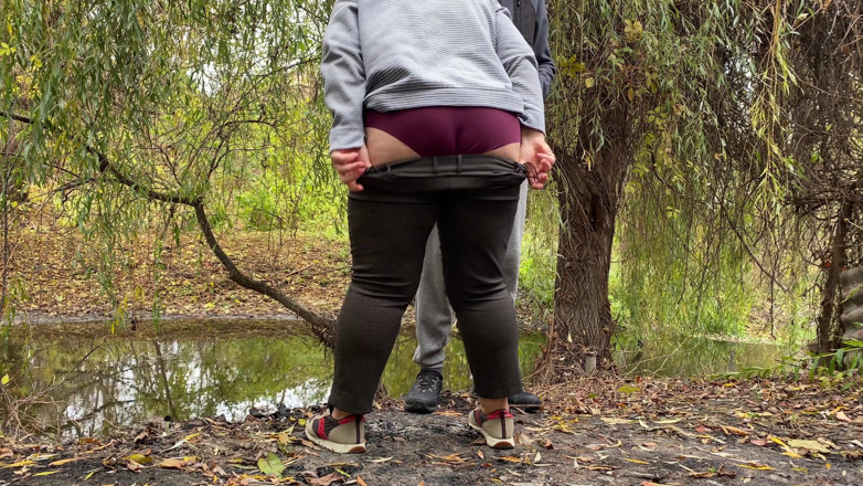OurFetishLife: RAGAZZA bianca con un culo perfetto piscia vicino a me...