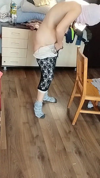 Femeie latino sexy încearcă și taie haine - femeie latino sexy cu pizdă păroasă, țâțe mari, cur mare