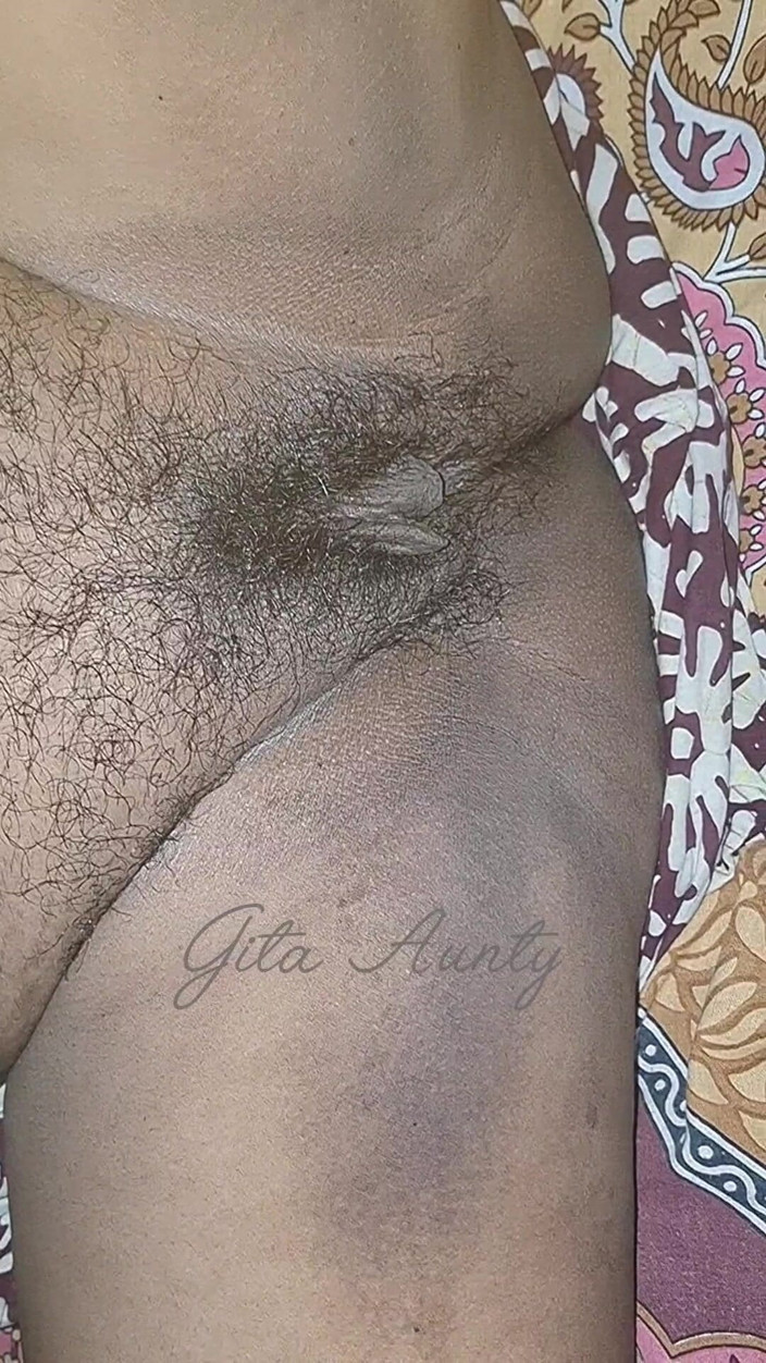 Indian aunty sex: The Village Woman Is Showing Her Large Pussy