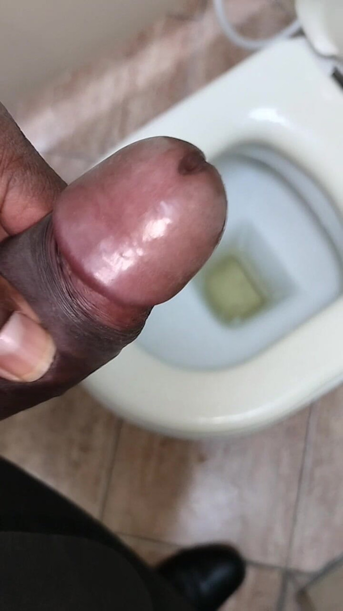 Blackcock83: Писяє в туалеті