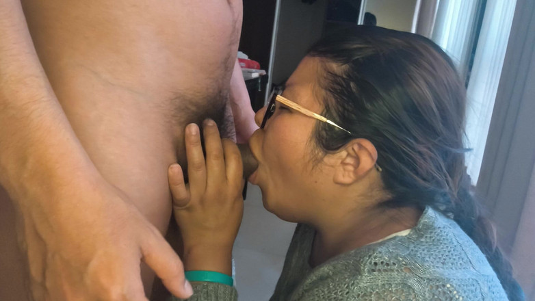 Moo DBOXXX: 我在Facebook上认识的这个单身妈妈同意整天吮吸我的鸡巴