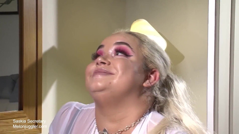 Melon Juggler: Bbw sekretářka Saskia šuká přes stůl