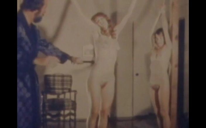Vintage megastore: 두 명의 가난한 소녀를 묶고 채찍질하는 미국 빈티지 Sado Maso 포르노 비디오
