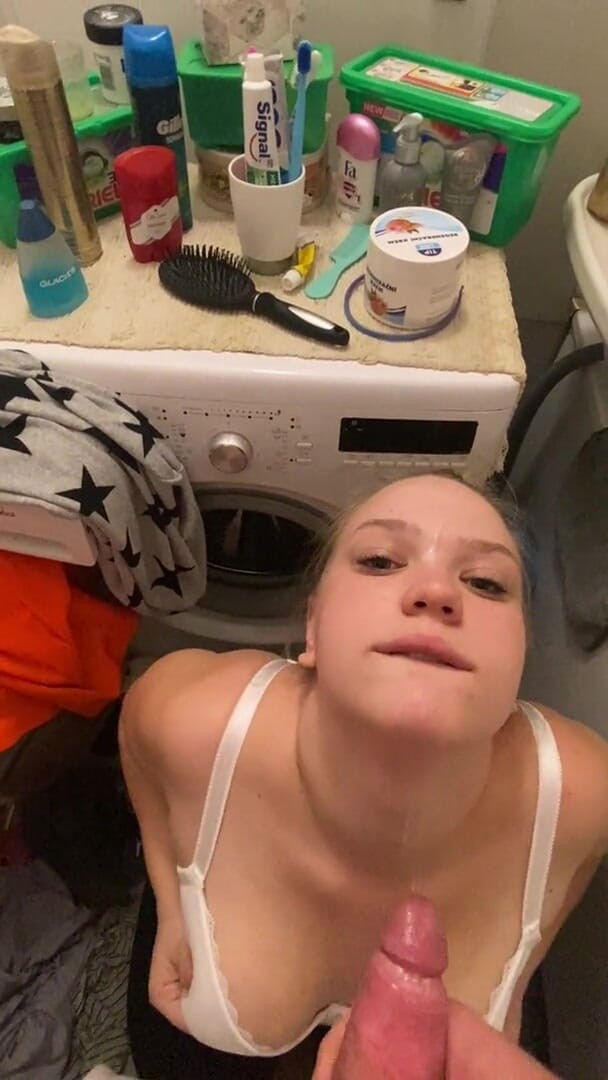 Bootyass Girl: Blowjob cepat berisiko di bilik air apabila ibu tiri saya...