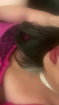 Krissy Sweets yarak halkası ve anal oyuncak kullanıyor