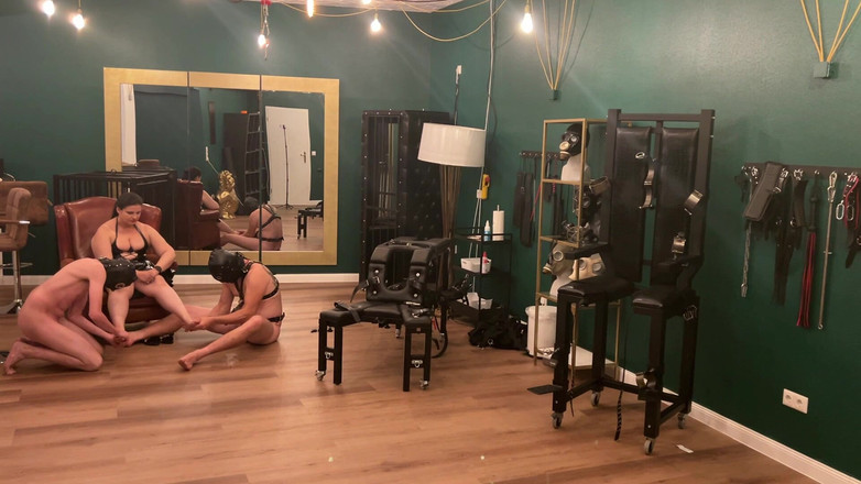 DOMINATRIX6: 지배적인 창녀와 복종하는 창녀와의 핫한 페티쉬 세션