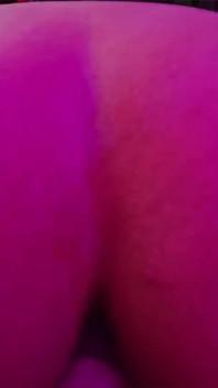 小柄な女性が小さな穴に大きなペニスを受け入れる