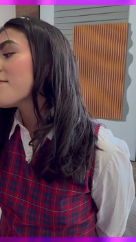 制服姿の生徒が大きく勃起したペニスに犯される