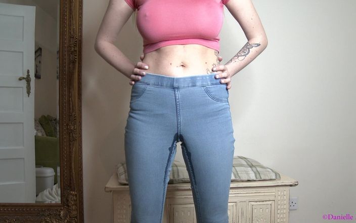 Danielle Maye: Jeans e calcinha mijando