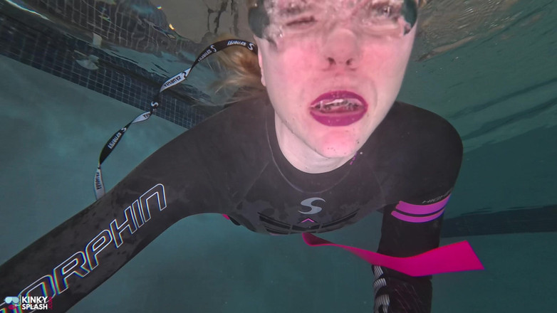 UKCuteGirl: Onderwater wetsuit Dominatrix plaagt op hakken