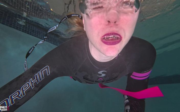 UKCuteGirl: 水中ウェットスーツドミナトリックスヒールでからかい