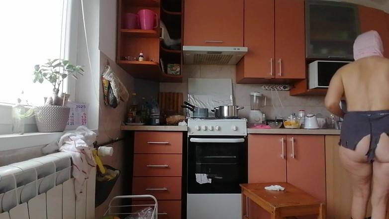 Amateur_MS: Жена готовит еду голой на кухне в любительском видео