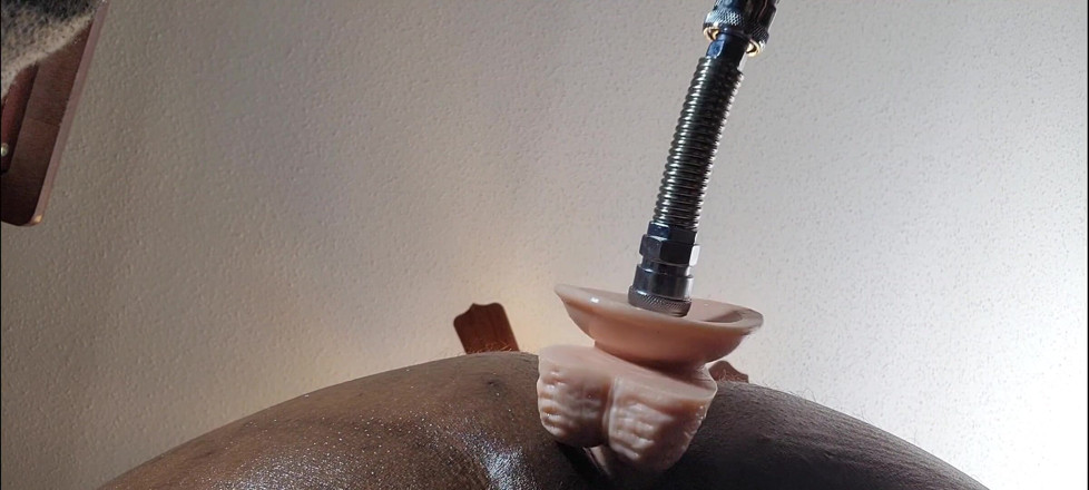 Truestarr: La macchina del sesso mi scopa. Dildo enorme