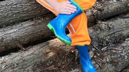 Bouncy Tits Action: Sitzen in gummistiefeln auf woodpile