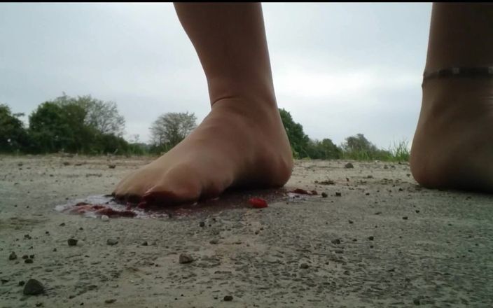 Carmen_Nylonjunge: Nylon Foot Strawberry Crushed, Crushing Outdoor