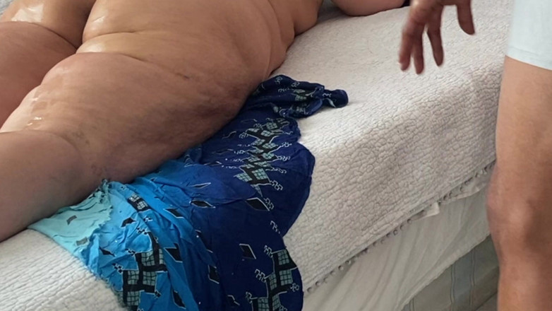Daddykane: Gorący olej MILF pocierać międzyrasowy seks oklep