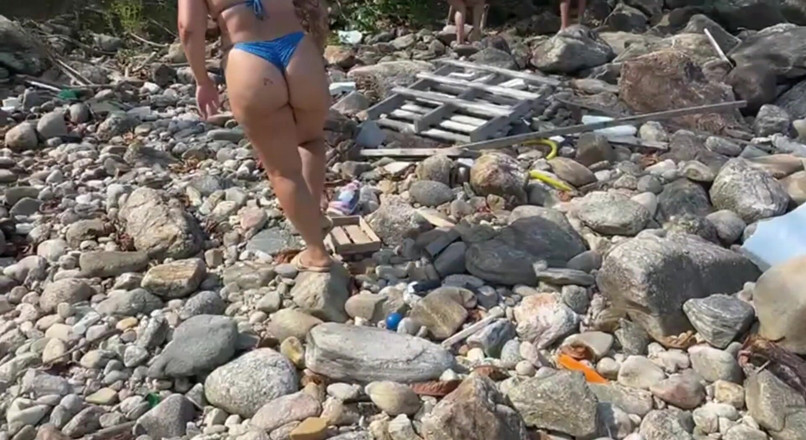 Lidi Ferrari: Gorące brunetki w stringach bikini na szladzie opustoszałej plaży