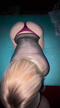 Mama mea vitregă sexy mi-a spus să o fut în poziția capră pentru că a vrut să-mi simtă pula în pizda ei strâmtă umedă