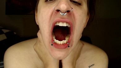 Abby Anna: Stor mun tour med piercingar