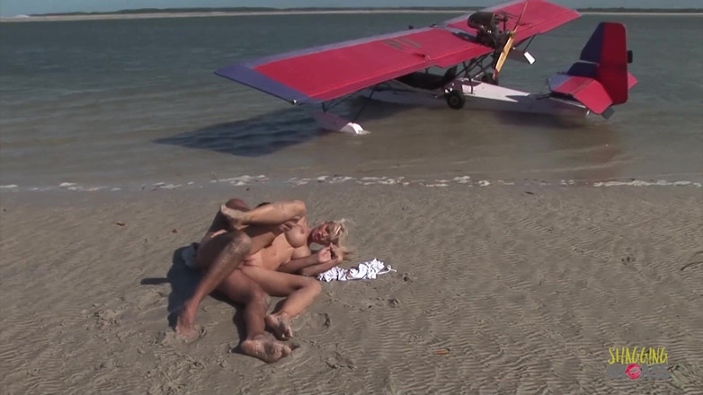 Shagging Stepmoms: Baise passionnée sur la plage avec une superbe blonde à gros...