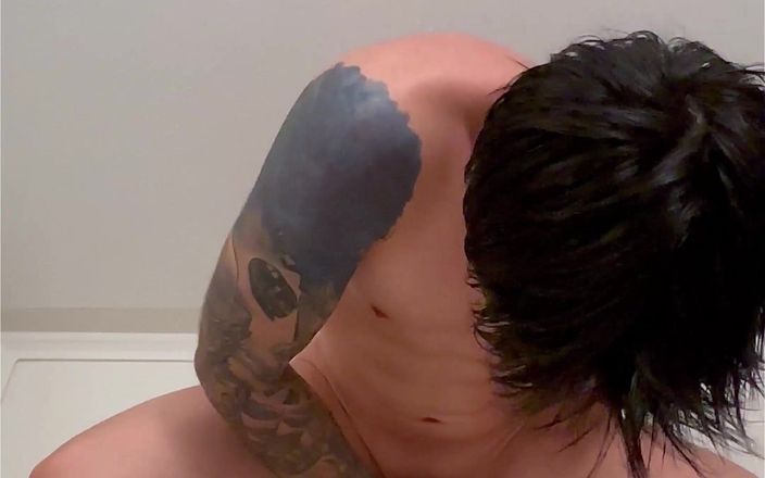 Mochi Boys: Cavalco dildo e squirta un maschio