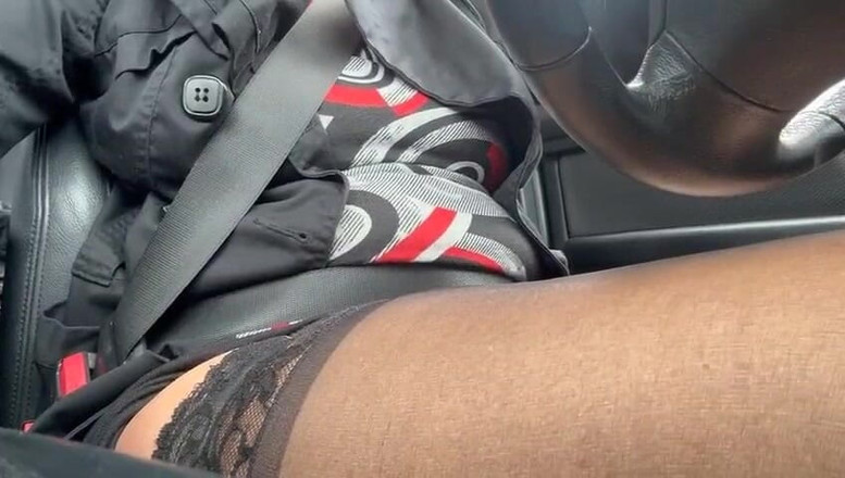 Step Mommy: 穿着丝袜的熟女在汽车车轮后面摩擦她的阴户