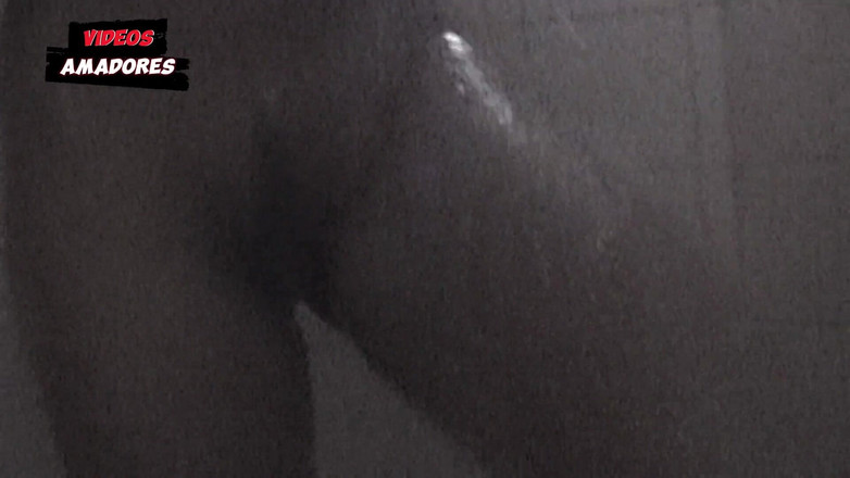 Amateurs videos: 两个女同性恋者洗澡