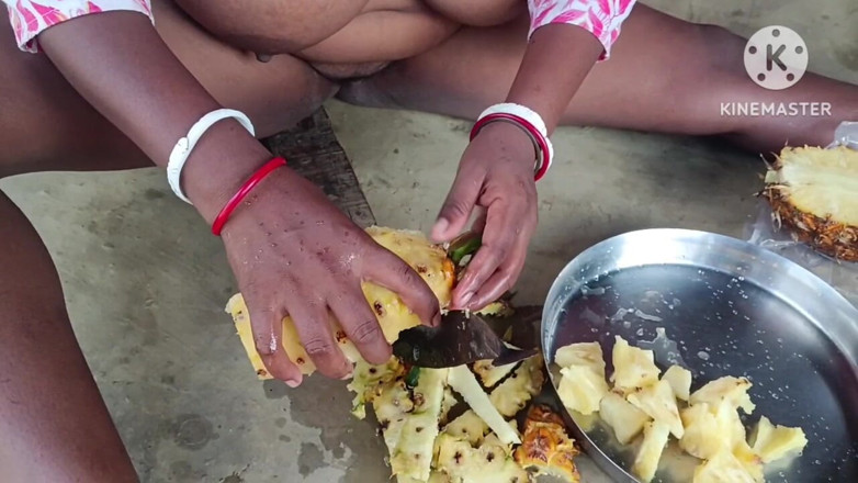 Nenika: Desi Bhabhi vypadá velmi sexy při řezání ovoce