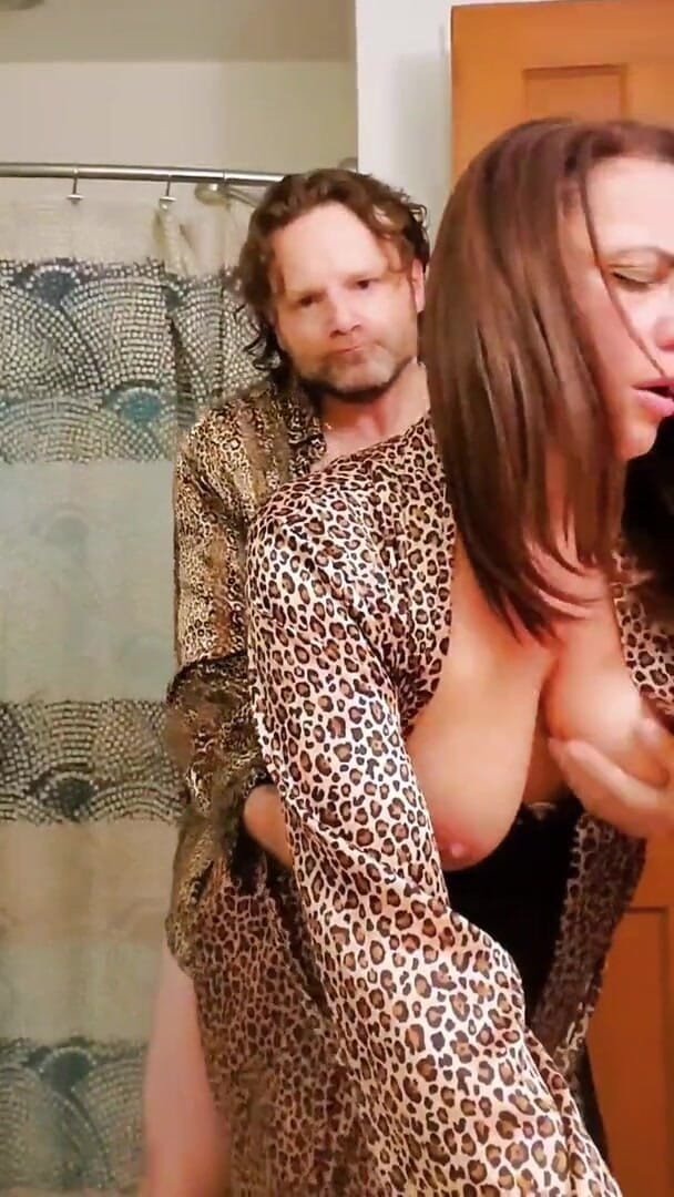 Satin Fetish King: Włoska milf w lampartowej satynowej sesji ssie i pieprzyć