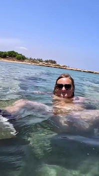 人魚以外の巨尻ティーンリナが休暇中に犯される(水中セックス)