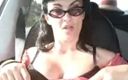 Mary Rider Pornstar: Montrer ses seins dans la voiture