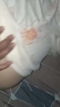 他发现他的邻居穿着睡衣，然后继续操她