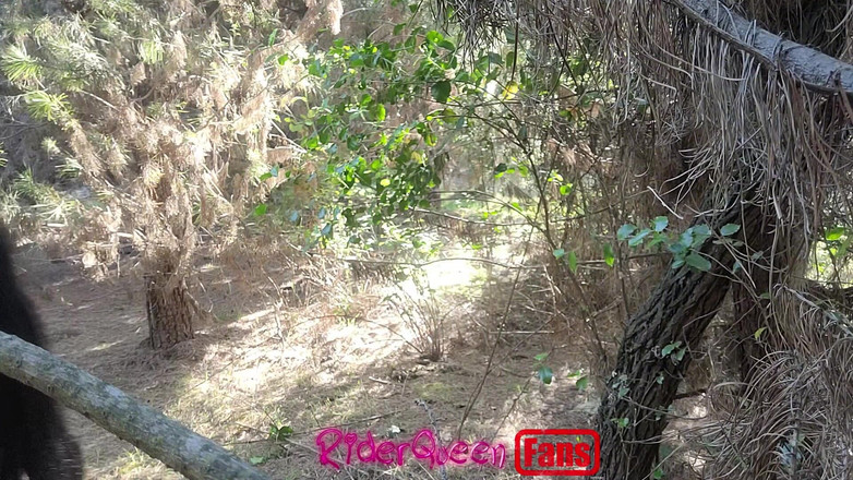 Riderqueen BBW Step Mom Latina Ebony: Riderqueen Alone, Outdoors, Video untuk penggemarku.