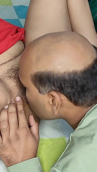 Mild man slickade håriga fruar fitta