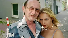 Сексуальна блондинка смокче старий член