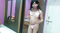Cute & Nude Crossdresser: Banci crossdresser seksi mencoba bikini string merah muda yang lucu.