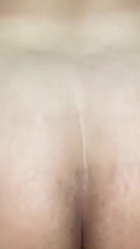 Pov trovo la mia matrigna a letto e non posso resistere al suo culo enorme.