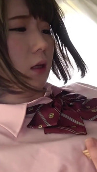 Siquiatra lesbiana: la pasión del sercret de una mujer por una muñeca - Mio Shinozaki con uniforme universitario
