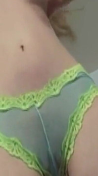 La bionda si sditalina la figa gocciolante per un orgasmo esplosivo