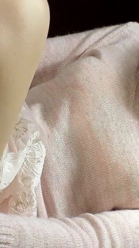 Азиатскую тинку Mihono трахнули пальцами на свидании на улице дома и получили минет