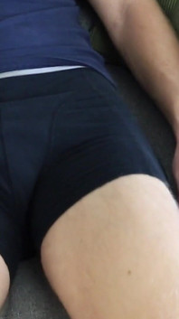 젊은 남자 풋잡을 해주는 미시 마누라